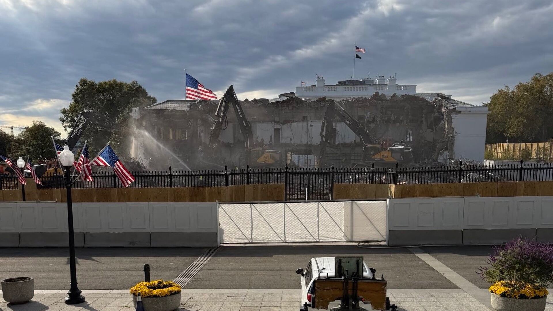 Trump Asks Supreme Court to Restart Ballroom Construction