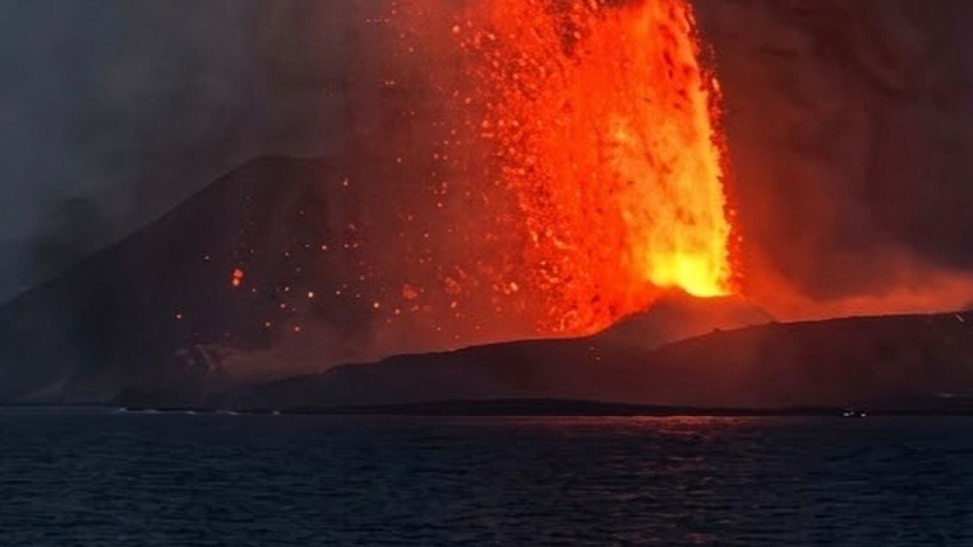 Krakatau Eruption Shuts Eight Indonesian Airports